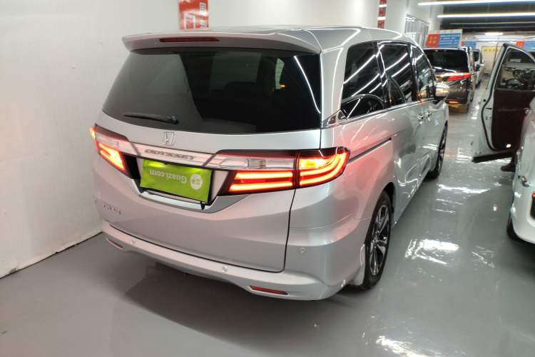 Used Honda Odyssey 2015 2.4L Luxury Edition Rear Right 45 Deg
