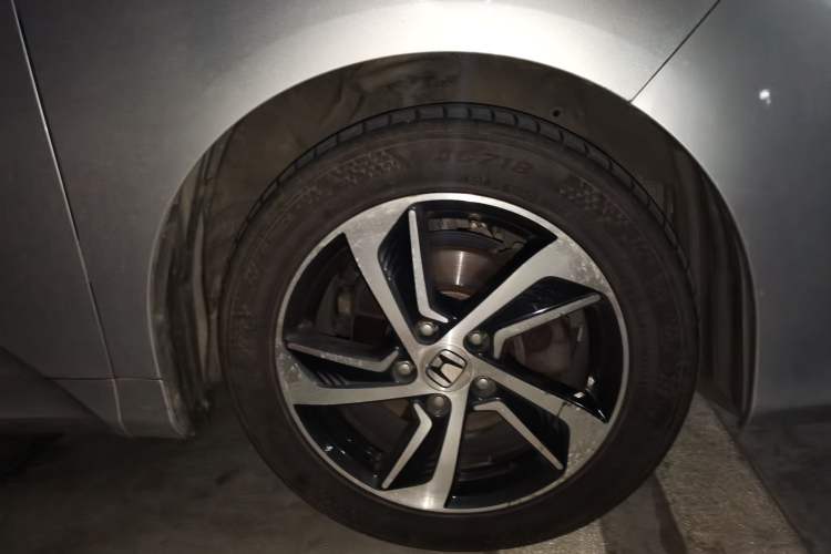 Used Honda Odyssey 2015 2.4L Luxury Edition Right Front Wheel Hub