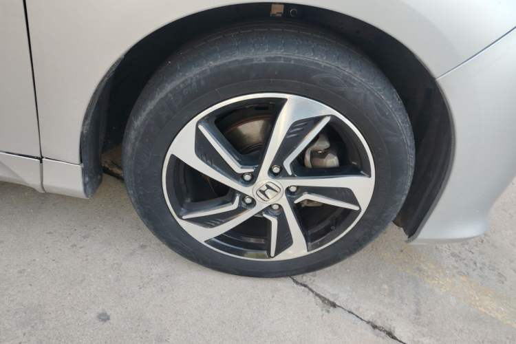 Used Honda Odyssey 2015 2.4L Luxury Edition Right Front Wheel Hub