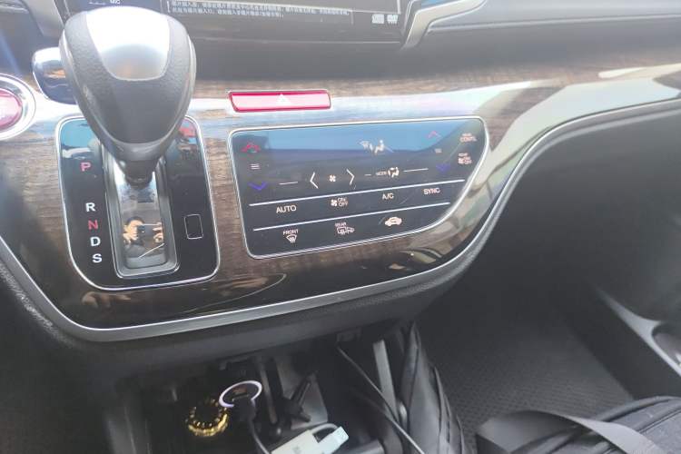 Used Honda Odyssey 2015 Revised Version 2.4L Supreme Edition Audio And AC Panel