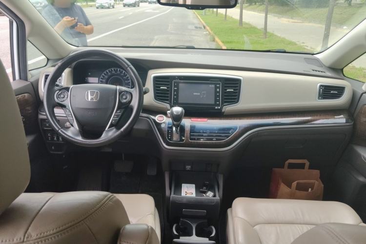 Used Honda Odyssey 2015 2.4L Supreme Edition Center Console