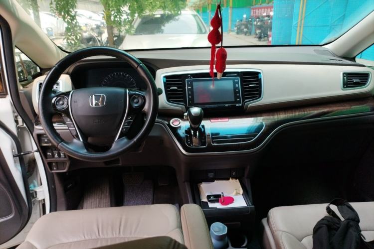 Used Honda Odyssey 2015 Revised Version 2.4L Supreme Edition Center Console