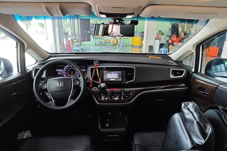 Used Honda Odyssey 2015 Revised Version 2.4L Supreme Edition Center Console