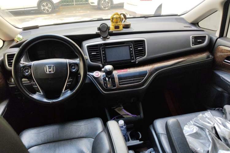 Used Honda Odyssey 2015 Revised Version 2.4L Supreme Edition Center Console