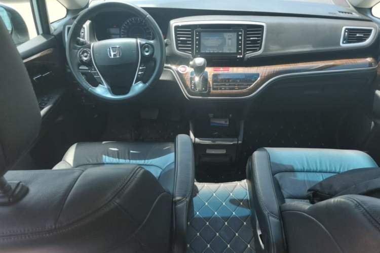 Used Honda Odyssey 2015 Revised Version 2.4L Supreme Edition Center Console