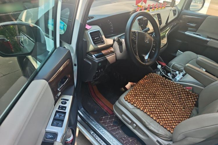 Used Honda Odyssey 2015 Revised 2.4L Luxury Edition Driver Seat