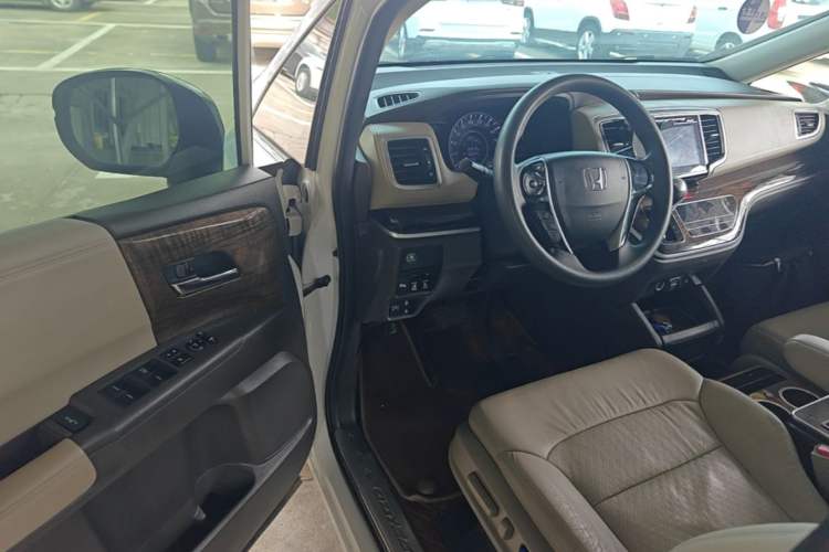 Used Honda Odyssey 2015 Revised 2.4L Luxury Edition Driver Seat