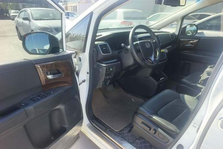 Used Honda Odyssey 2015 Revised Version 2.4L Supreme Edition Driver Seat