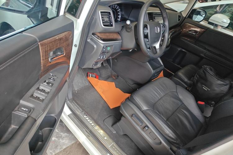 Used Honda Odyssey 2015 Revised Version 2.4L Supreme Edition Driver Seat