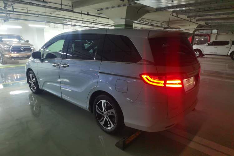 Used Honda Odyssey 2015 Updated Version 2.4L Smart Edition Exterior 3