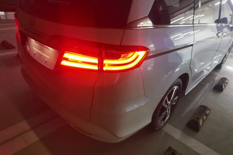 Used Honda Odyssey 2015 Updated Version 2.4L Smart Edition Exterior 6