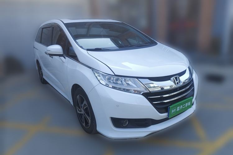 Used Honda Odyssey 2015 Revised Version 2.4L Supreme Edition Front Right 45 Deg