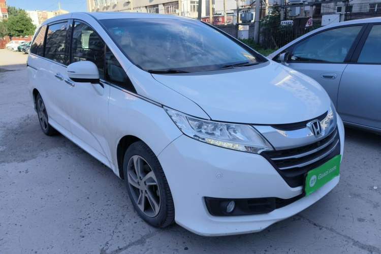 Used Honda Odyssey 2015 Revised Version 2.4L Supreme Edition Front Right 45 Deg