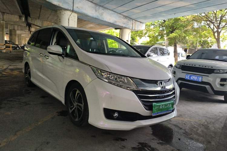 Used Honda Odyssey 2015 Updated Version 2.4L Smart Edition Front Right 45 Deg