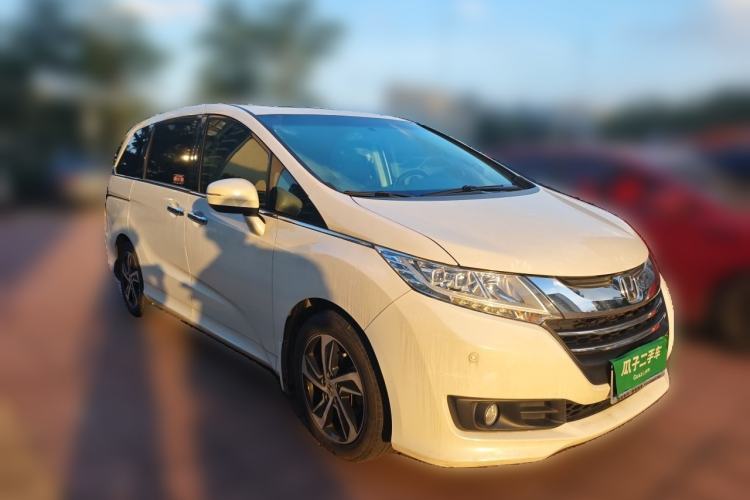 Used Honda Odyssey 2015 Updated Version 2.4L Smart Edition Front Right 45 Deg