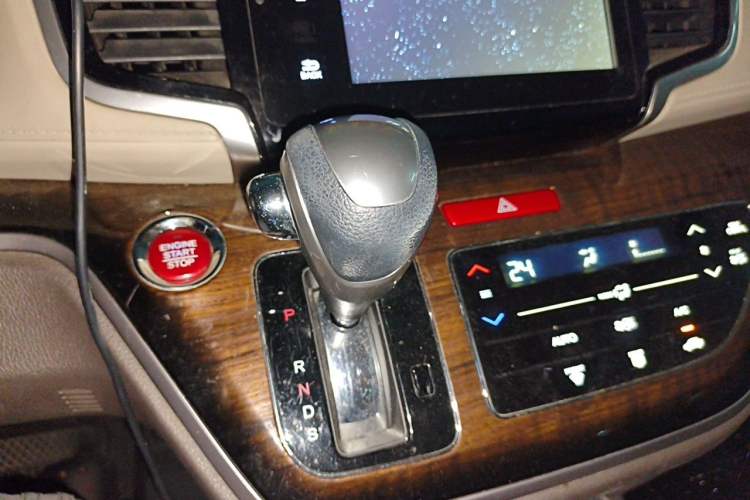 Used Honda Odyssey 2015 Revised 2.4L Luxury Edition Gear Lever