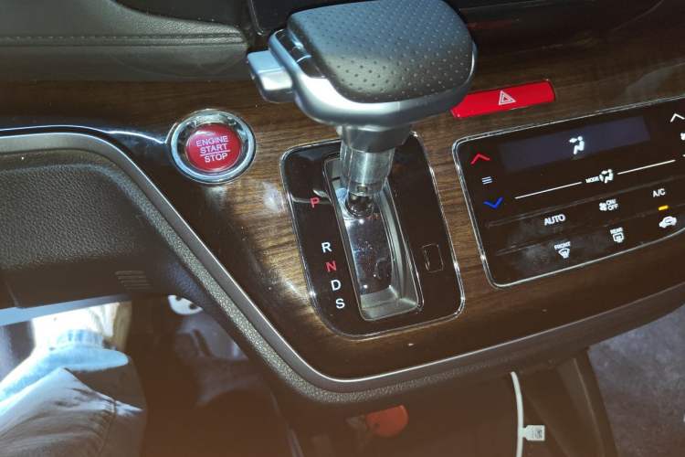Used Honda Odyssey 2015 Revised 2.4L Luxury Edition Gear Lever