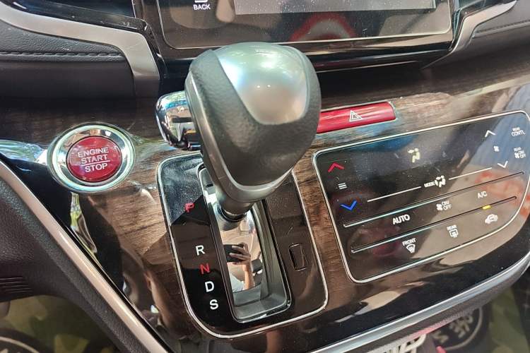 Used Honda Odyssey 2015 Updated Version 2.4L Smart Edition Gear Lever