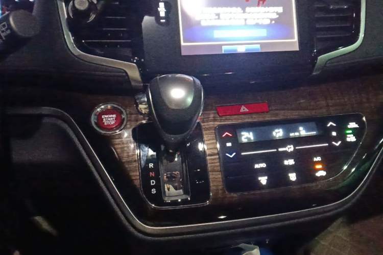 Used Honda Odyssey 2015 Updated Version 2.4L Smart Edition Gear Lever