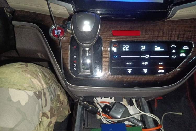 Used Honda Odyssey 2015 Revised 2.4L Luxury Edition Gear Lever