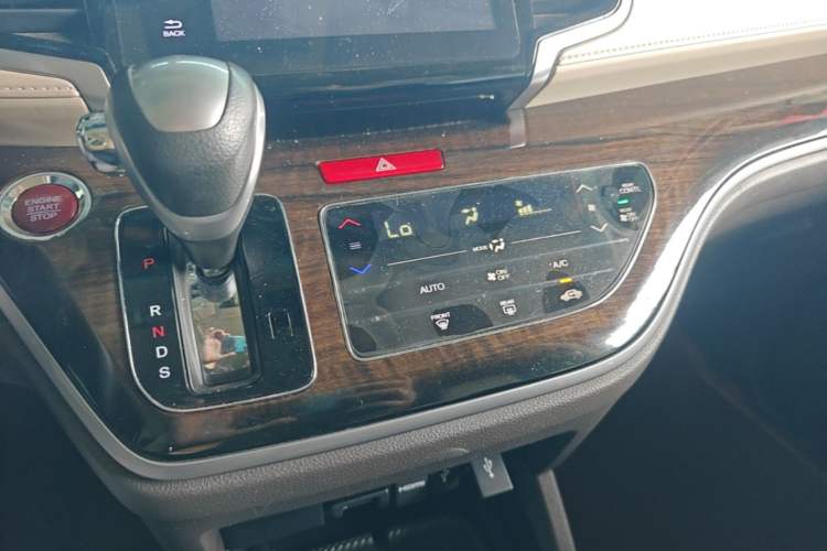 Used Honda Odyssey 2015 Revised 2.4L Luxury Edition Gear Lever