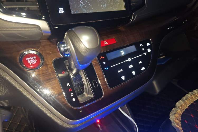 Used Honda Odyssey 2015 2.4L Smart Edition Gear Lever