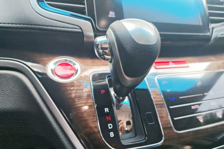Used Honda Odyssey 2015 Updated Version 2.4L Smart Edition Gear Lever