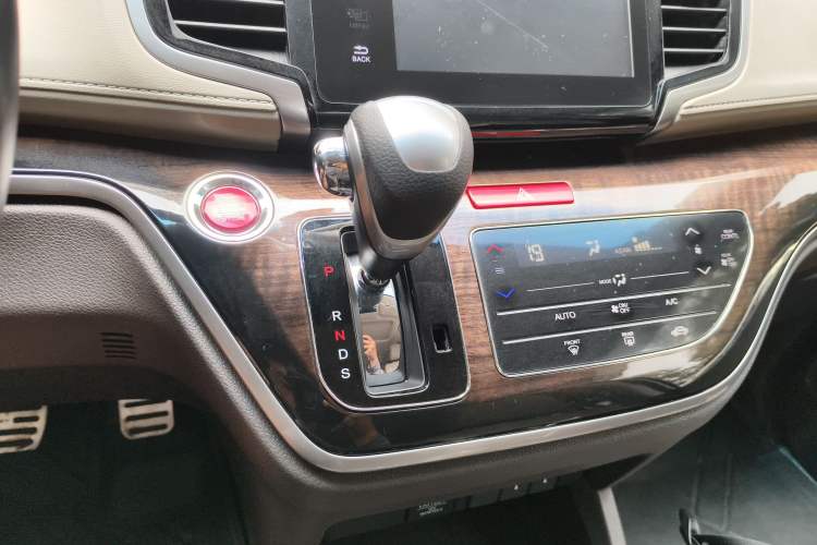 Used Honda Odyssey 2015 Updated Version 2.4L Smart Edition Gear Lever