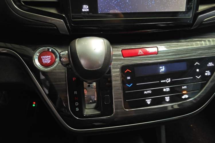 Used Honda Odyssey 2015 Updated 2.4L Smart Cool Version Gear Lever