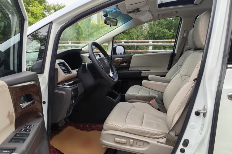 Used Honda Odyssey 2015 Revised 2.4L Luxury Edition Interior 1
