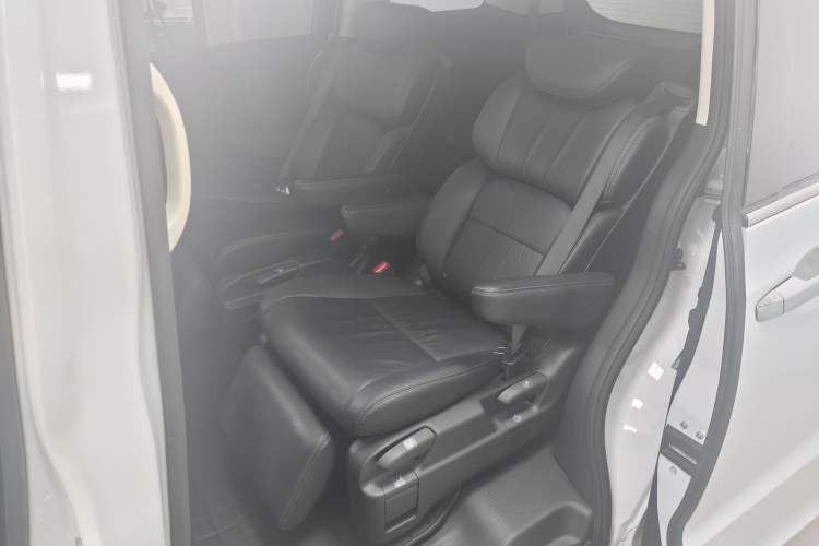Used Honda Odyssey 2015 Revised Version 2.4L Supreme Edition Interior 2