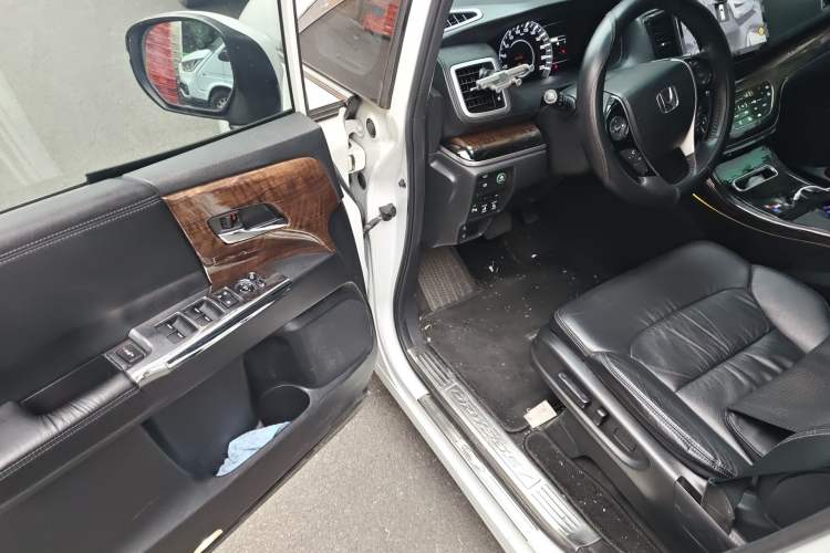 Used Honda Odyssey 2015 2.4L Supreme Edition Interior 3