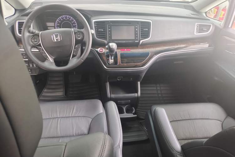 Used Honda Odyssey 2015 Revised Version 2.4L Supreme Edition Interior 3