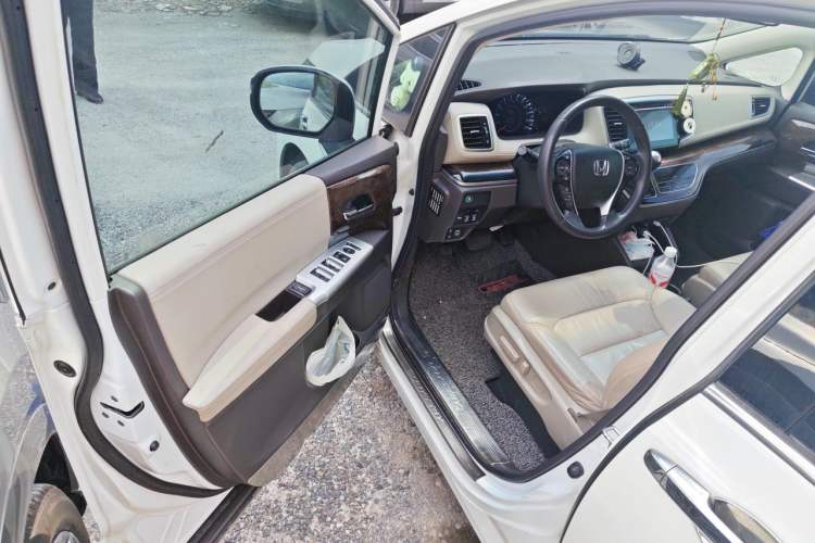 Used Honda Odyssey 2015 Updated Version 2.4L Smart Edition Interior 3