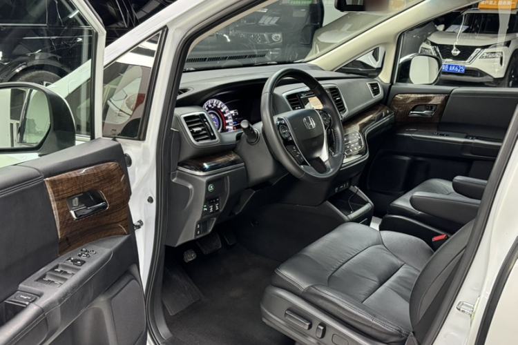 Used Honda Odyssey 2015 Updated Version 2.4L Smart Edition Interior 3