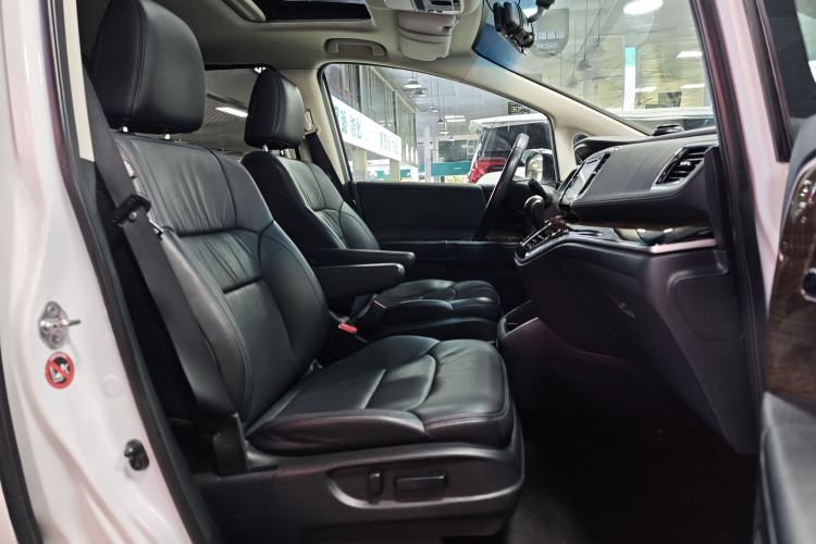 Used Honda Odyssey 2015 Updated Version 2.4L Smart Edition Interior 4