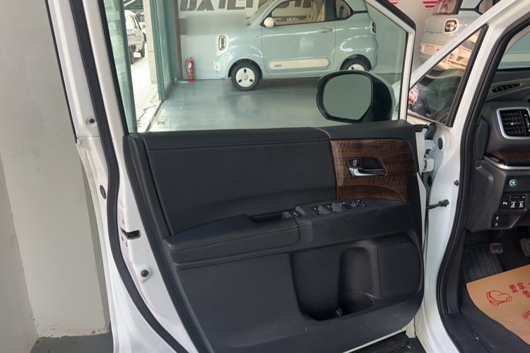 Used Honda Odyssey 2015 Updated Version 2.4L Smart Edition Interior 4