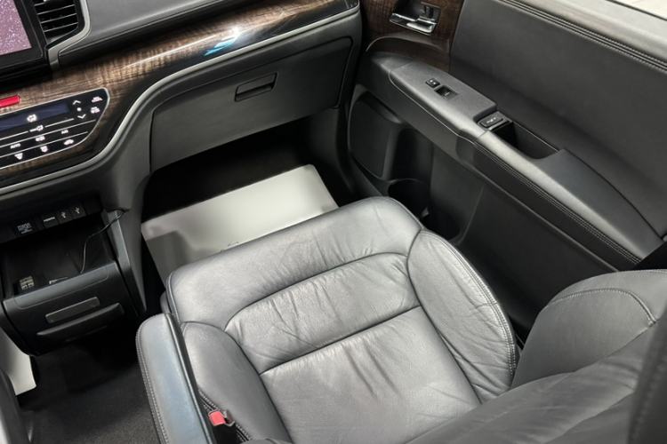 Used Honda Odyssey 2015 Updated Version 2.4L Smart Edition Interior 5