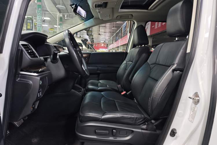 Used Honda Odyssey 2015 Updated Version 2.4L Smart Edition Interior 6