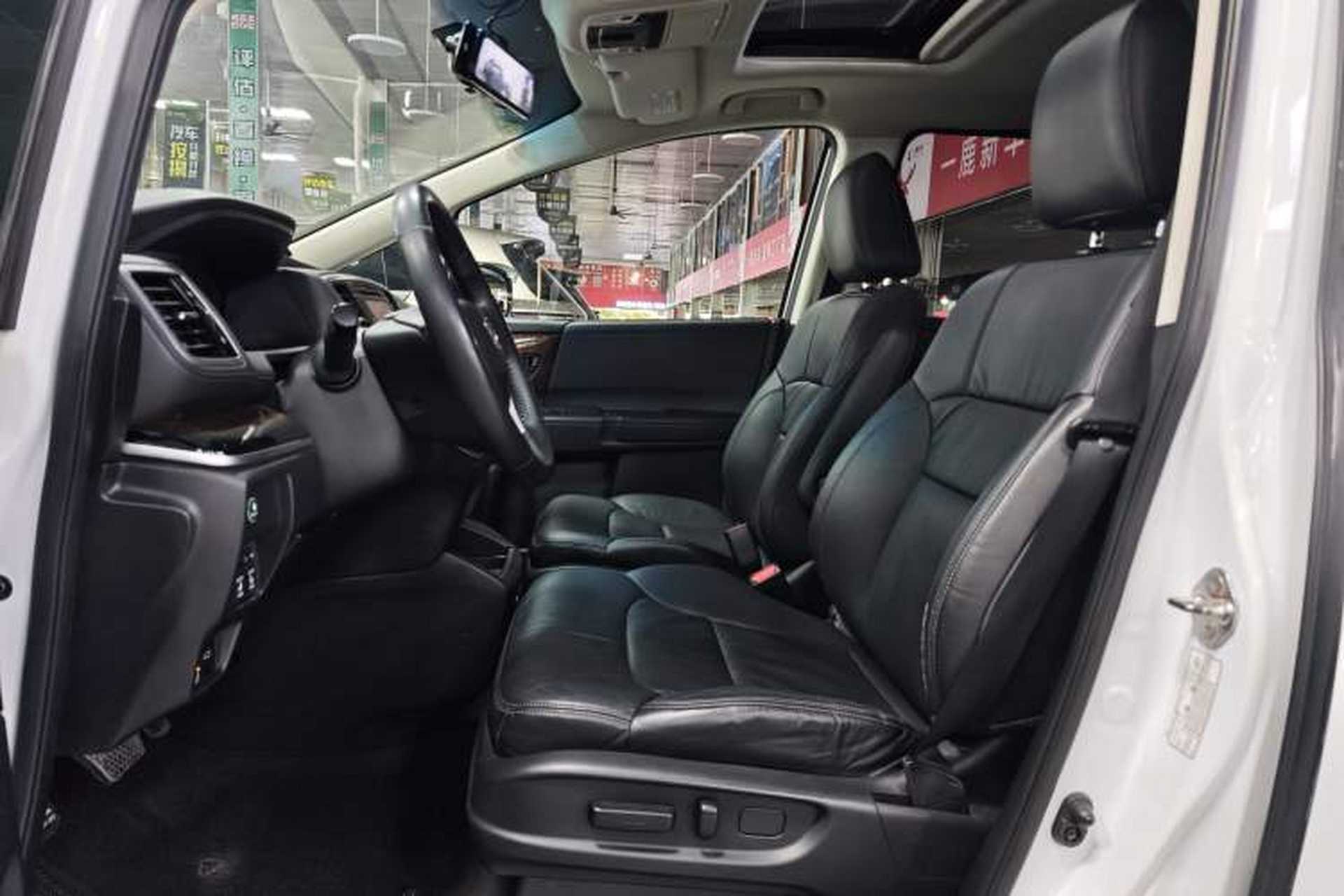 Used Honda Odyssey 2015 Updated Version 2.4L Smart Edition Interior 6