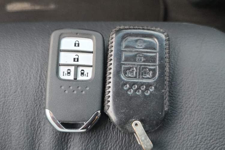 Used Honda Odyssey 2015 Updated Version 2.4L Smart Edition Interior 6