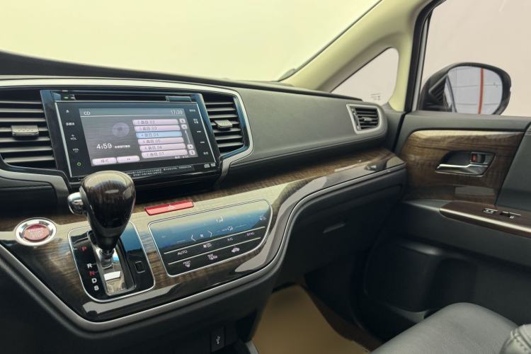 Used Honda Odyssey 2015 Revised Version 2.4L Supreme Edition Interior 8
