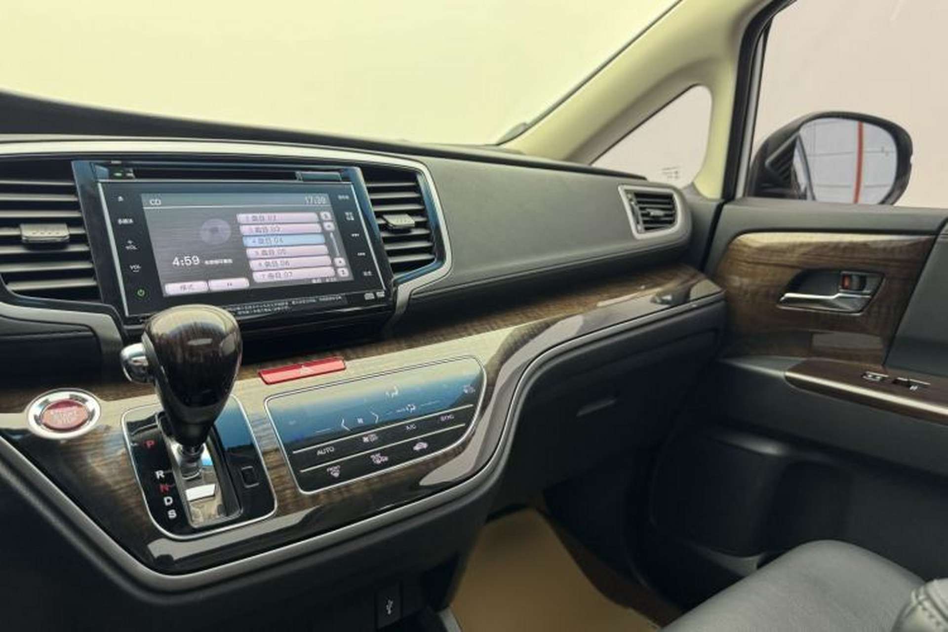 Used Honda Odyssey 2015 Revised Version 2.4L Supreme Edition Interior 8