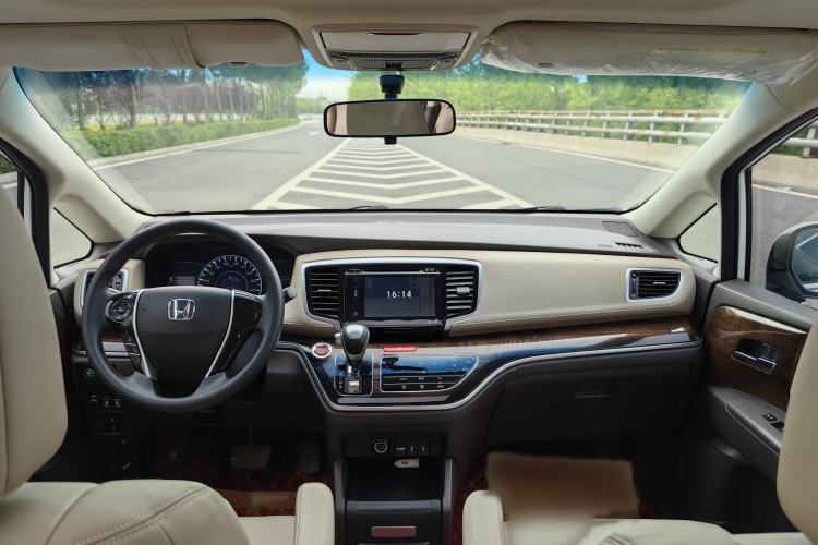 Used Honda Odyssey 2015 Revised 2.4L Luxury Edition Interior 8