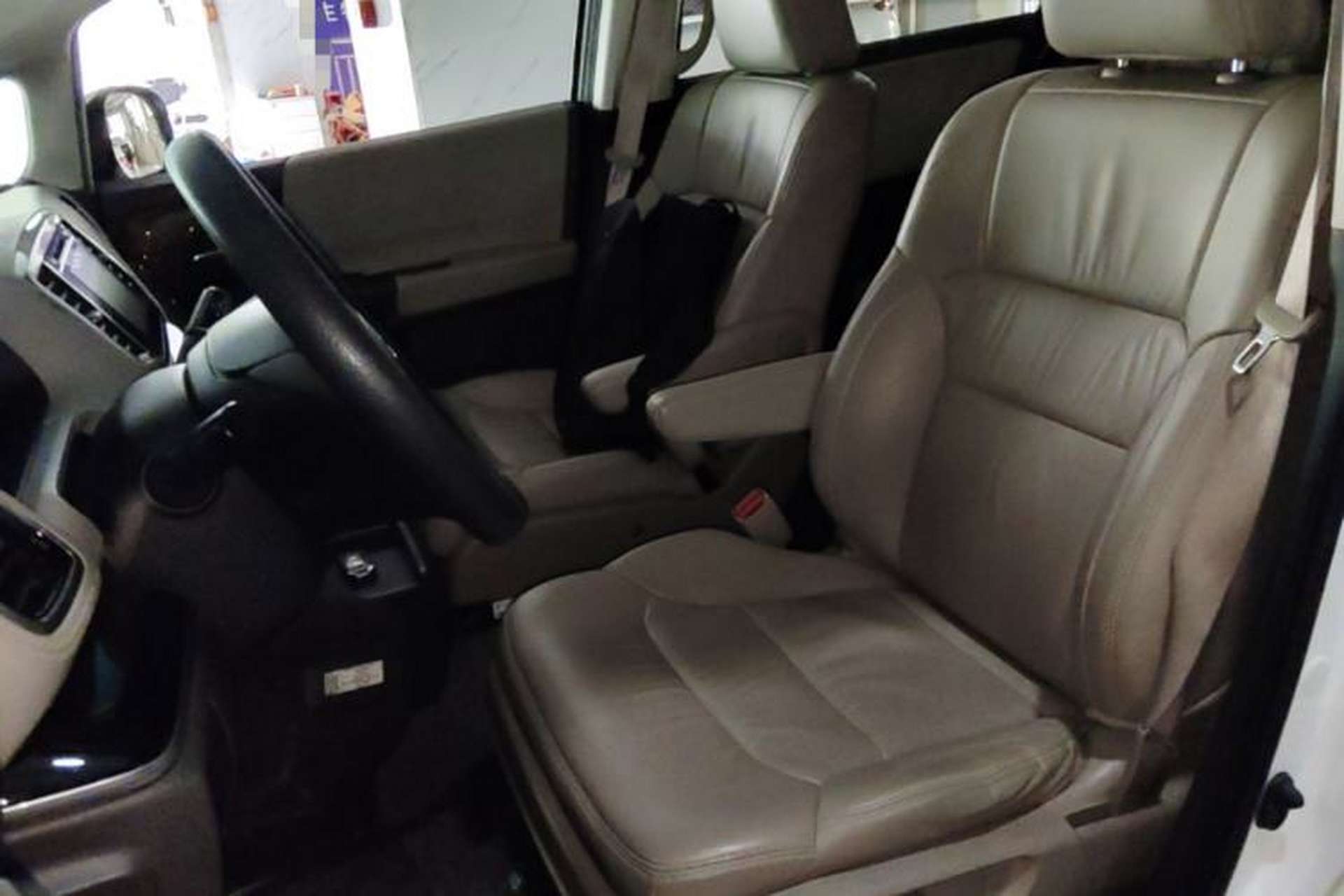 Used Honda Odyssey 2015 Revised 2.4L Luxury Edition Left Front Seat