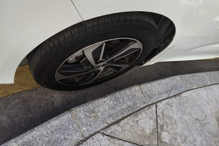 Used Honda Odyssey 2015 Updated Version 2.4L Smart Edition Left Front Wheel Hub