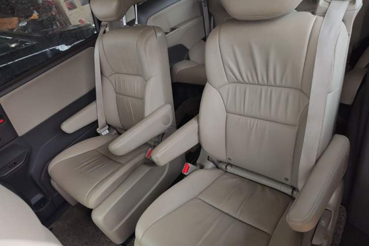 Used Honda Odyssey 2015 Revised 2.4L Luxury Edition Left Rear Seat
