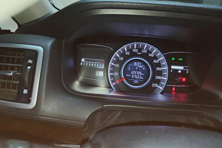 Used Honda Odyssey 2015 Revised 2.4L Luxury Edition Odometer Close Up