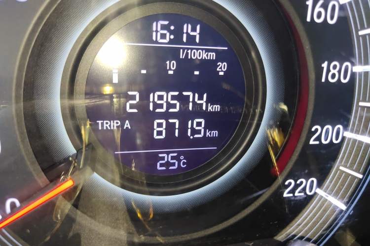 Used Honda Odyssey 2015 2.4L Smart Edition Odometer Close Up