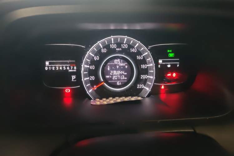 Used Honda Odyssey 2015 Updated Version 2.4L Smart Edition Odometer Close Up